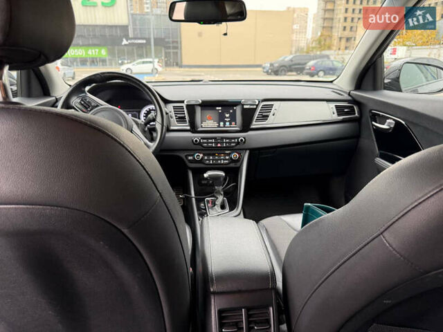 Серый Киа Niro, объемом двигателя 1.58 л и пробегом 162 тыс. км за 17000 $, фото 8 на Automoto.ua