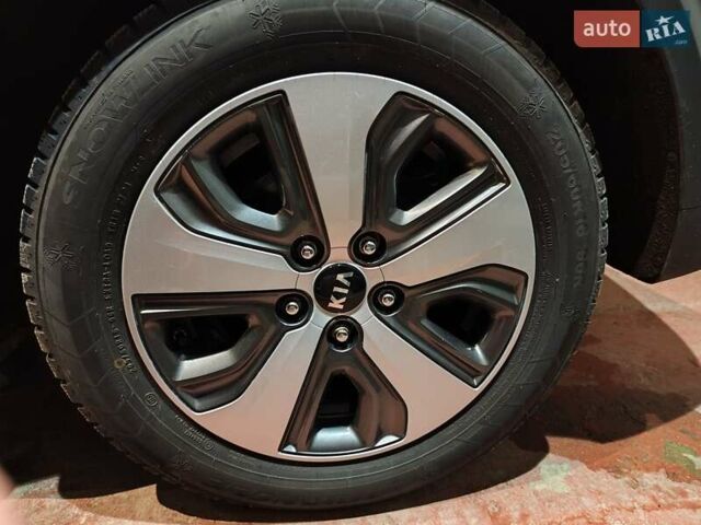 Серый Киа Niro, объемом двигателя 1.6 л и пробегом 73 тыс. км за 20600 $, фото 31 на Automoto.ua