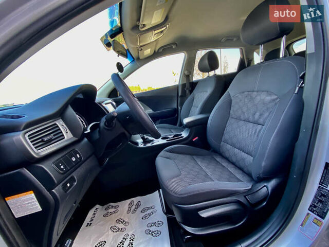 Серый Киа Niro, объемом двигателя 1.58 л и пробегом 136 тыс. км за 15900 $, фото 7 на Automoto.ua