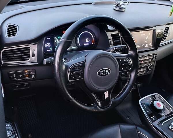 Серый Киа Niro, объемом двигателя 0 л и пробегом 138 тыс. км за 17500 $, фото 1 на Automoto.ua
