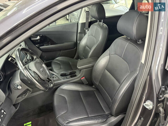 Серый Киа Niro, объемом двигателя 1.58 л и пробегом 98 тыс. км за 20999 $, фото 12 на Automoto.ua