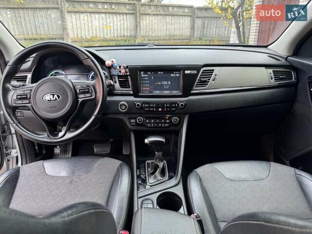Сірий Кіа Niro, об'ємом двигуна 1.58 л та пробігом 64 тис. км за 17000 $, фото 11 на Automoto.ua