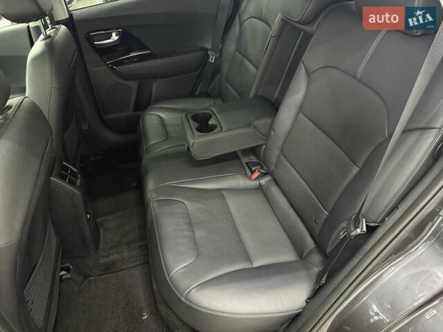 Серый Киа Niro, объемом двигателя 1.58 л и пробегом 98 тыс. км за 20999 $, фото 14 на Automoto.ua