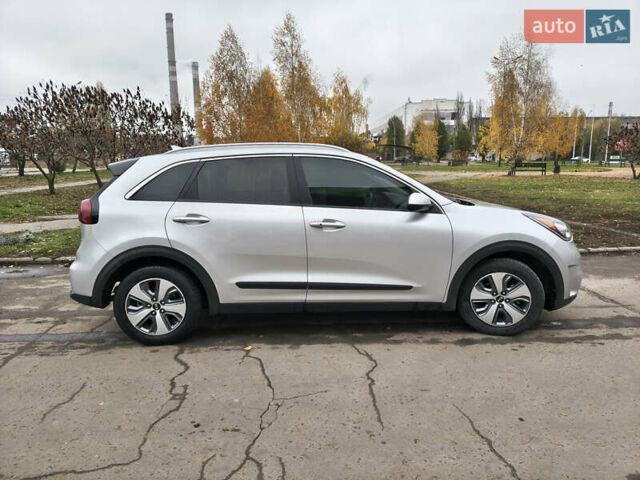 Серый Киа Niro, объемом двигателя 1.58 л и пробегом 143 тыс. км за 17500 $, фото 3 на Automoto.ua