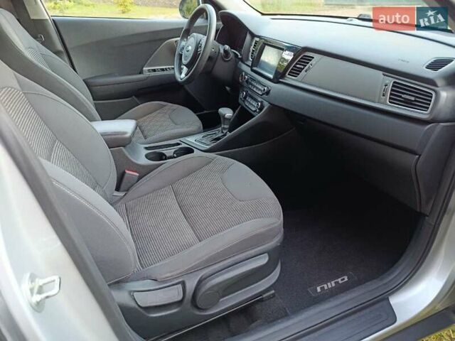 Серый Киа Niro, объемом двигателя 1.58 л и пробегом 165 тыс. км за 15777 $, фото 10 на Automoto.ua