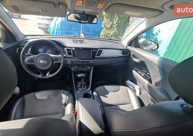 Сірий Кіа Niro, об'ємом двигуна 1.6 л та пробігом 88 тис. км за 15000 $, фото 12 на Automoto.ua