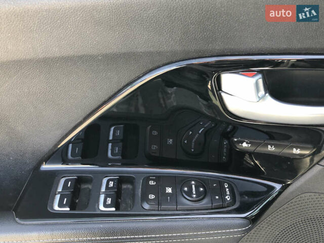 Сірий Кіа Niro, об'ємом двигуна 1.6 л та пробігом 180 тис. км за 17500 $, фото 4 на Automoto.ua