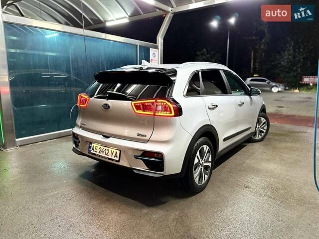 Сірий Кіа Niro, об'ємом двигуна 0 л та пробігом 116 тис. км за 18300 $, фото 19 на Automoto.ua