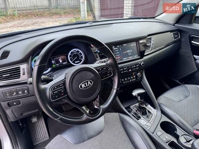 Сірий Кіа Niro, об'ємом двигуна 1.58 л та пробігом 64 тис. км за 17000 $, фото 10 на Automoto.ua