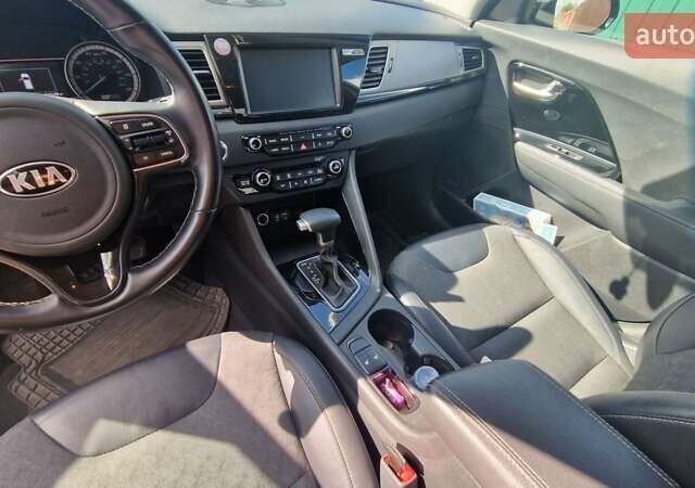 Сірий Кіа Niro, об'ємом двигуна 1.6 л та пробігом 88 тис. км за 15000 $, фото 10 на Automoto.ua