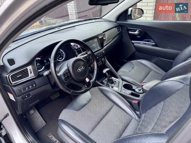 Сірий Кіа Niro, об'ємом двигуна 1.58 л та пробігом 64 тис. км за 17000 $, фото 12 на Automoto.ua