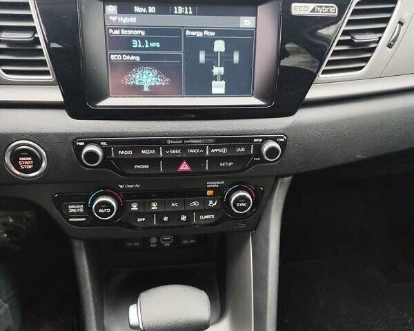 Серый Киа Niro, объемом двигателя 1.58 л и пробегом 140 тыс. км за 13699 $, фото 9 на Automoto.ua