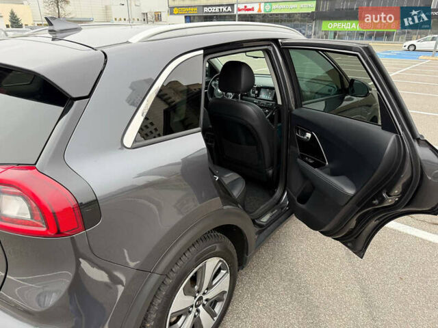 Серый Киа Niro, объемом двигателя 1.58 л и пробегом 162 тыс. км за 17000 $, фото 23 на Automoto.ua