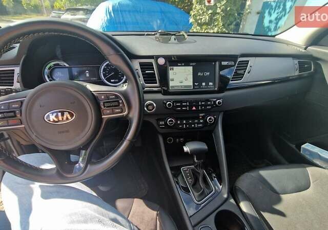 Сірий Кіа Niro, об'ємом двигуна 1.6 л та пробігом 88 тис. км за 15000 $, фото 6 на Automoto.ua