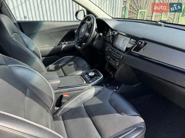 Серый Киа Niro, объемом двигателя 0 л и пробегом 133 тыс. км за 16999 $, фото 6 на Automoto.ua