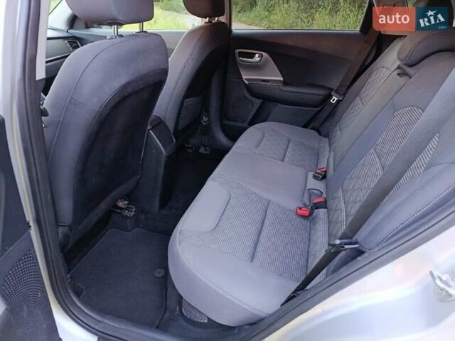 Серый Киа Niro, объемом двигателя 1.58 л и пробегом 165 тыс. км за 15777 $, фото 15 на Automoto.ua