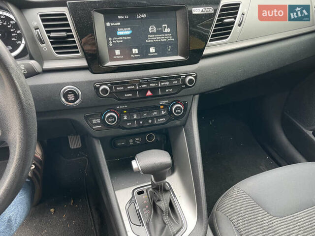 Сірий Кіа Niro, об'ємом двигуна 1.58 л та пробігом 208 тис. км за 14200 $, фото 7 на Automoto.ua