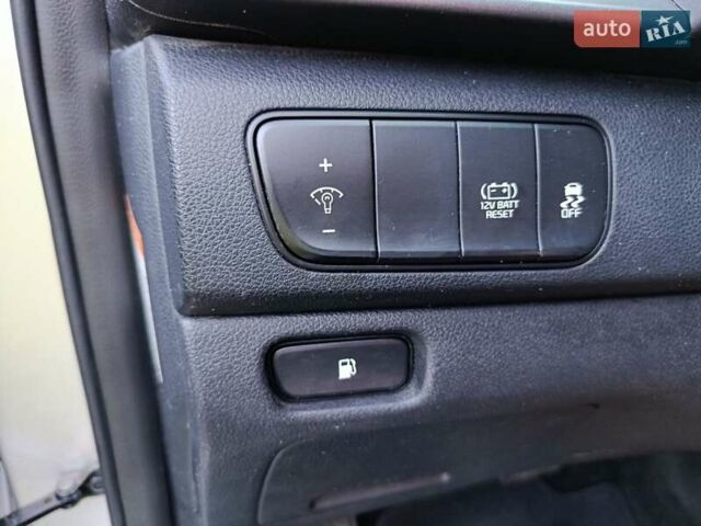 Серый Киа Niro, объемом двигателя 1.58 л и пробегом 165 тыс. км за 15777 $, фото 21 на Automoto.ua