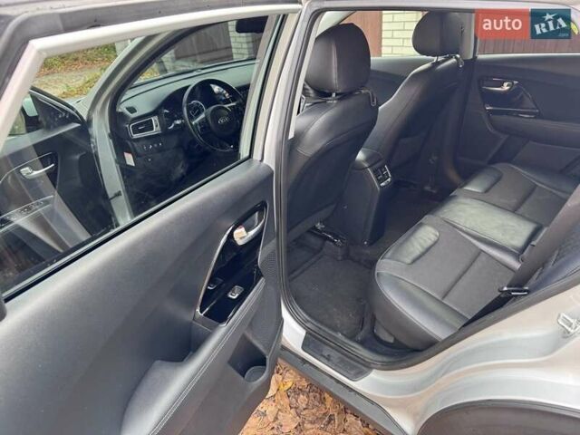 Сірий Кіа Niro, об'ємом двигуна 1.58 л та пробігом 64 тис. км за 17000 $, фото 7 на Automoto.ua