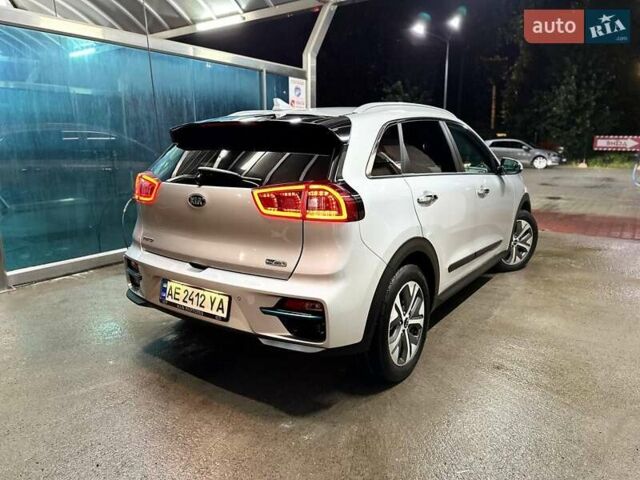 Сірий Кіа Niro, об'ємом двигуна 0 л та пробігом 116 тис. км за 18300 $, фото 4 на Automoto.ua