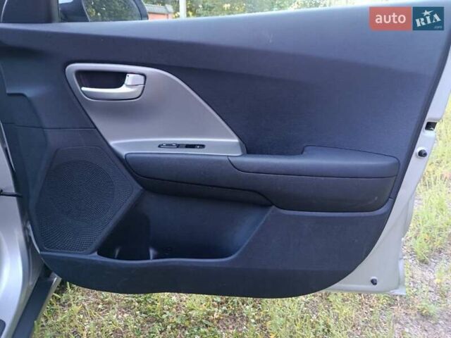 Серый Киа Niro, объемом двигателя 1.58 л и пробегом 165 тыс. км за 15777 $, фото 25 на Automoto.ua