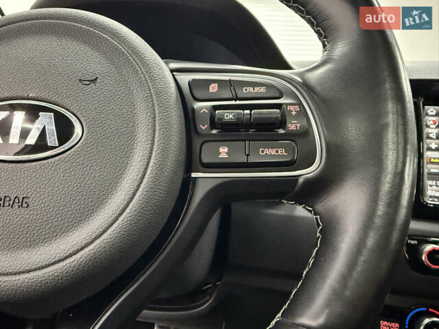 Серый Киа Niro, объемом двигателя 1.58 л и пробегом 98 тыс. км за 20999 $, фото 9 на Automoto.ua