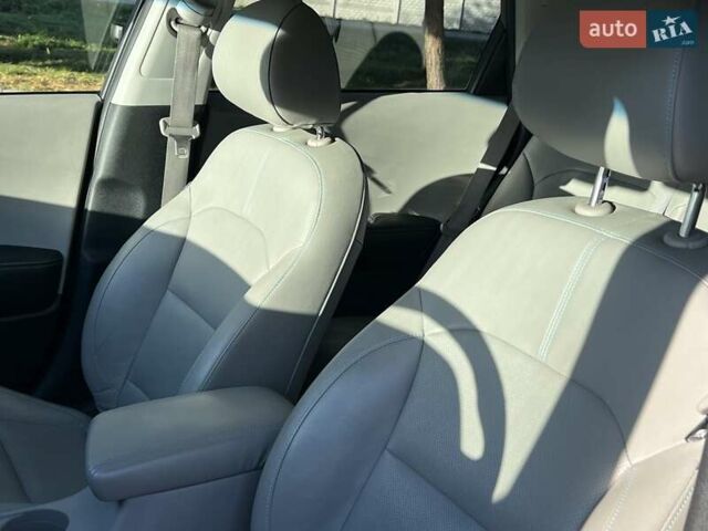 Серый Киа Niro, объемом двигателя 1.58 л и пробегом 135 тыс. км за 17999 $, фото 16 на Automoto.ua