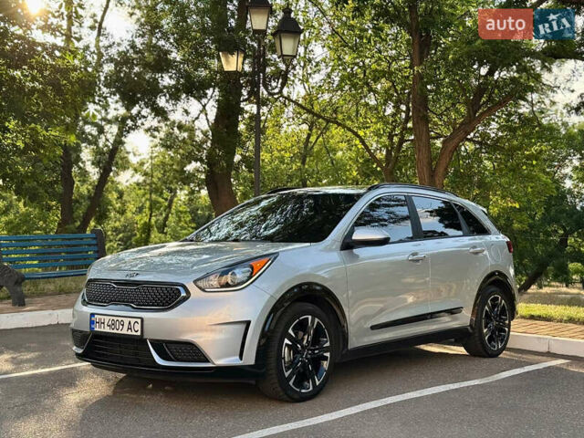 Сірий Кіа Niro, об'ємом двигуна 1.6 л та пробігом 122 тис. км за 16700 $, фото 2 на Automoto.ua