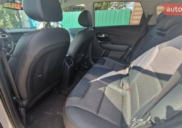 Сірий Кіа Niro, об'ємом двигуна 1.6 л та пробігом 88 тис. км за 15000 $, фото 11 на Automoto.ua
