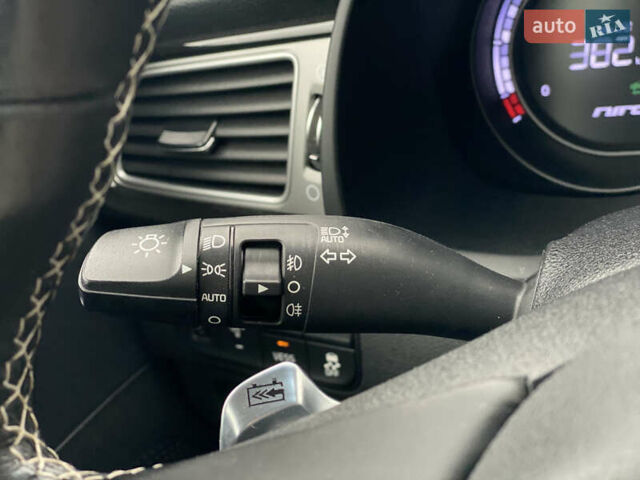 Сірий Кіа Niro, об'ємом двигуна 0 л та пробігом 154 тис. км за 18300 $, фото 57 на Automoto.ua