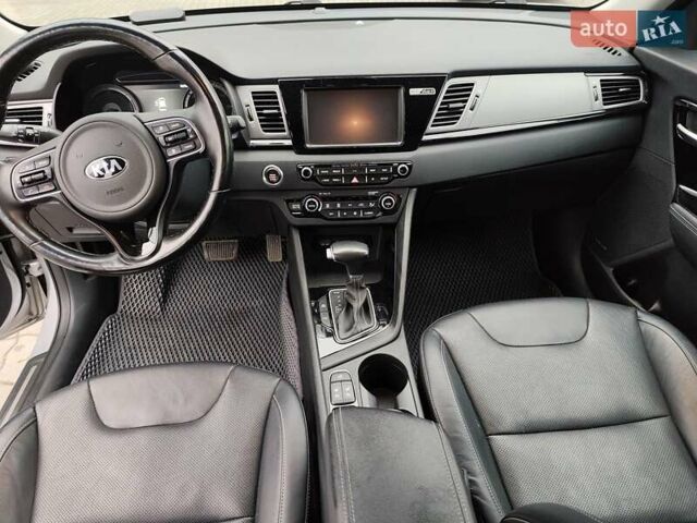 Серый Киа Niro, объемом двигателя 1.6 л и пробегом 73 тыс. км за 20600 $, фото 8 на Automoto.ua