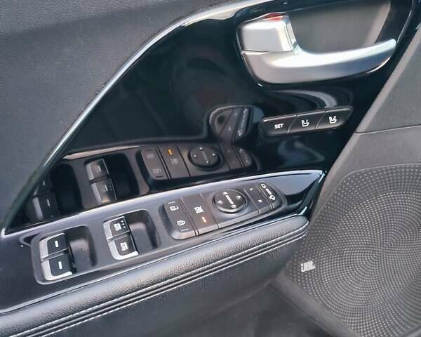 Серый Киа Niro, объемом двигателя 0 л и пробегом 138 тыс. км за 17500 $, фото 4 на Automoto.ua