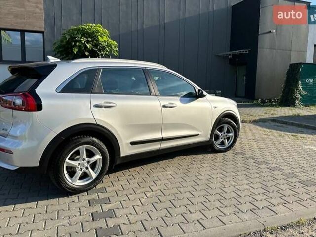 Серый Киа Niro, объемом двигателя 1.59 л и пробегом 77 тыс. км за 15200 $, фото 4 на Automoto.ua