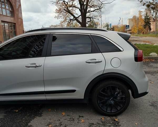 Сірий Кіа Niro, об'ємом двигуна 1.58 л та пробігом 84 тис. км за 17200 $, фото 1 на Automoto.ua