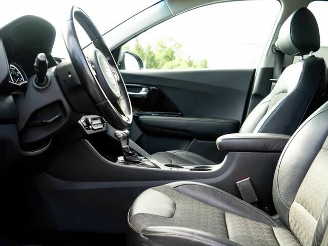 Серый Киа Niro, объемом двигателя 1.6 л и пробегом 30 тыс. км за 8500 $, фото 7 на Automoto.ua
