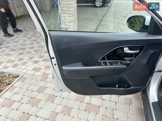 Сірий Кіа Niro, об'ємом двигуна 0 л та пробігом 110 тис. км за 16400 $, фото 11 на Automoto.ua