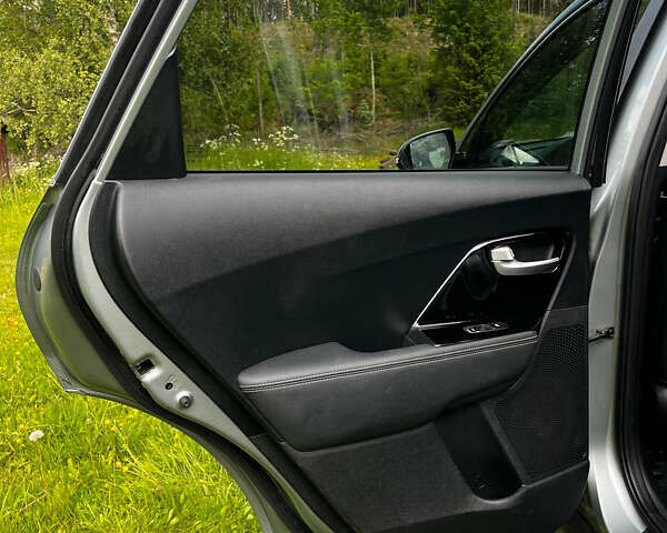 Серый Киа Niro, объемом двигателя 0 л и пробегом 127 тыс. км за 18000 $, фото 16 на Automoto.ua