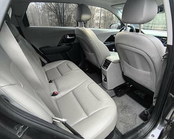 Сірий Кіа Niro, об'ємом двигуна 1.58 л та пробігом 80 тис. км за 21000 $, фото 6 на Automoto.ua