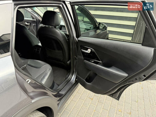 Сірий Кіа Niro, об'ємом двигуна 0 л та пробігом 65 тис. км за 16700 $, фото 13 на Automoto.ua