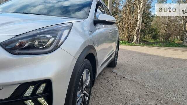 Сірий Кіа Niro, об'ємом двигуна 1.58 л та пробігом 88 тис. км за 25700 $, фото 6 на Automoto.ua