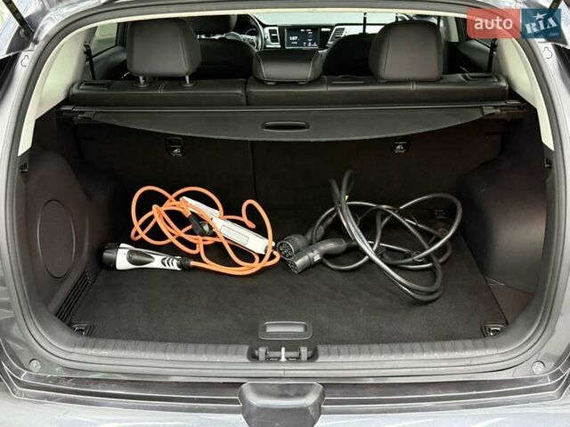 Сірий Кіа Niro, об'ємом двигуна 0 л та пробігом 93 тис. км за 18737 $, фото 28 на Automoto.ua