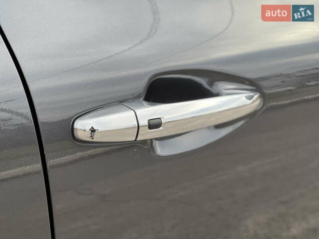 Серый Киа Niro, объемом двигателя 0 л и пробегом 70 тыс. км за 19350 $, фото 9 на Automoto.ua