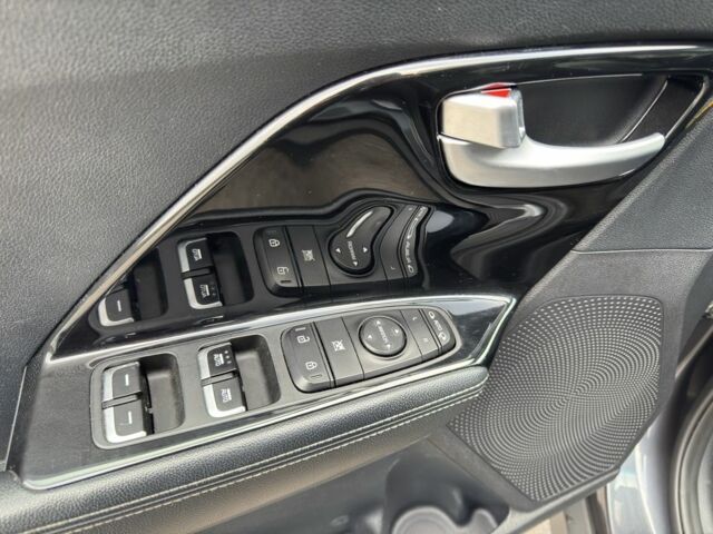 Серый Киа Niro, объемом двигателя 0 л и пробегом 67 тыс. км за 16800 $, фото 7 на Automoto.ua