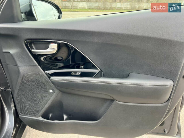 Серый Киа Niro, объемом двигателя 0 л и пробегом 70 тыс. км за 19350 $, фото 51 на Automoto.ua