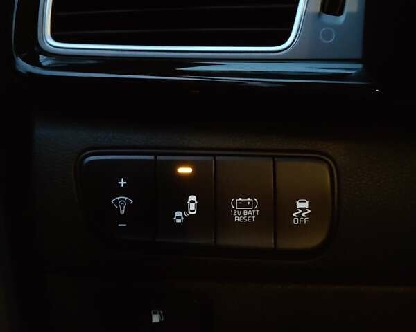 Сірий Кіа Niro, об'ємом двигуна 1.58 л та пробігом 84 тис. км за 17200 $, фото 6 на Automoto.ua