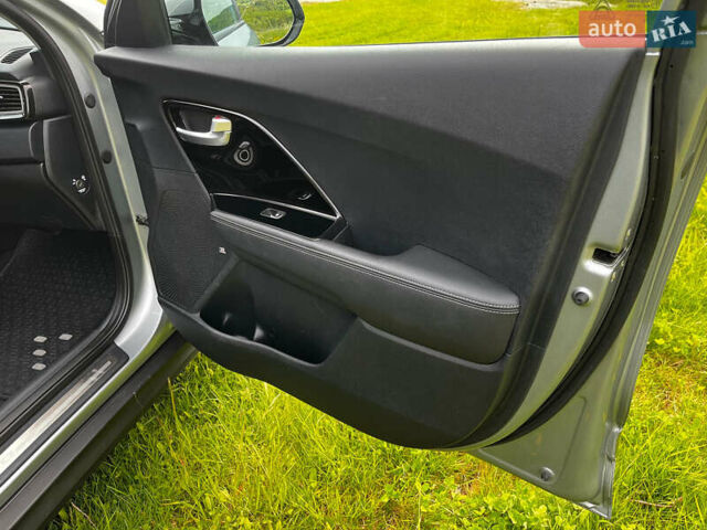 Серый Киа Niro, объемом двигателя 0 л и пробегом 127 тыс. км за 18000 $, фото 20 на Automoto.ua