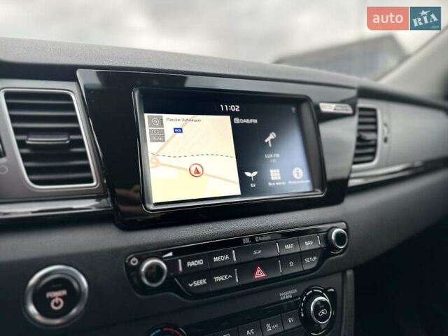 Серый Киа Niro, объемом двигателя 0 л и пробегом 120 тыс. км за 18600 $, фото 16 на Automoto.ua