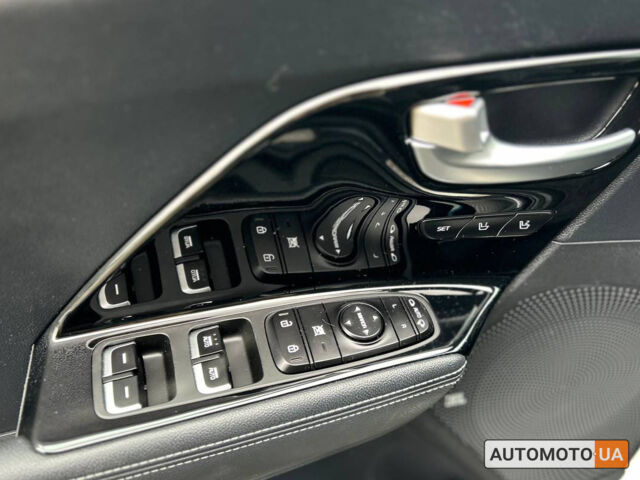 Серый Киа Niro, объемом двигателя 64 л и пробегом 115 тыс. км за 19900 $, фото 6 на Automoto.ua