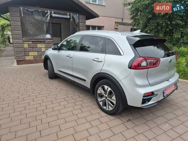Серый Киа Niro, объемом двигателя 0 л и пробегом 86 тыс. км за 17999 $, фото 5 на Automoto.ua