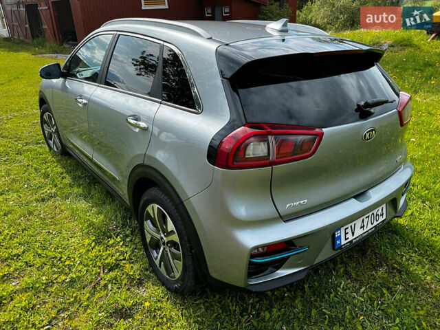 Серый Киа Niro, объемом двигателя 0 л и пробегом 127 тыс. км за 18000 $, фото 4 на Automoto.ua